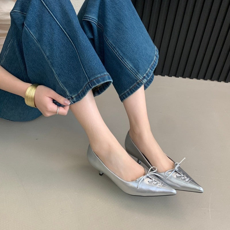 Spitze Pumps mit Stilettoabsatz und Schleife