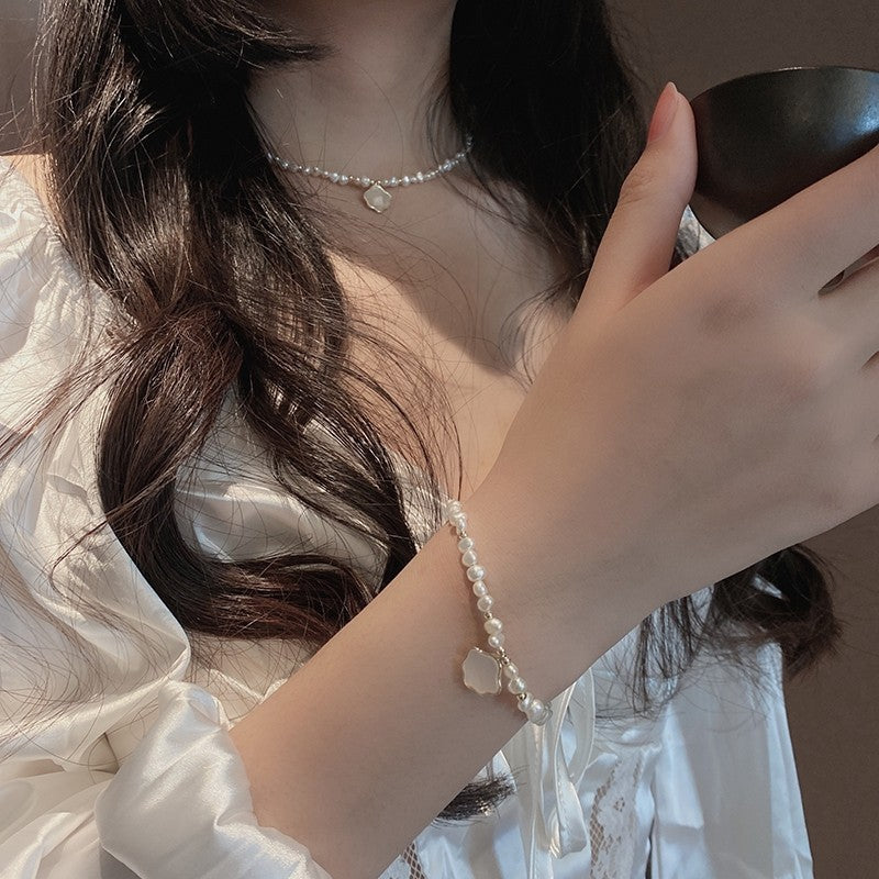 Perlenshalskette mit Muschelarmband