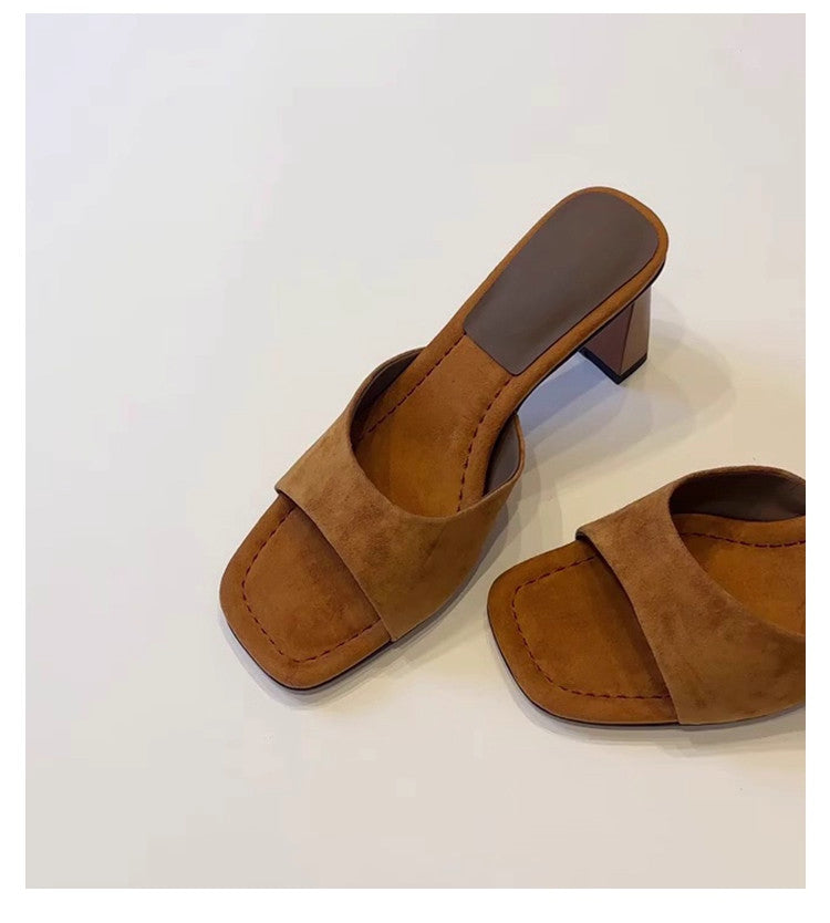 Elegante Nubuk-Sandalen mit Blockabsatz