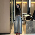 Hochtaillierte hellblaue Jeans mit Stickerei