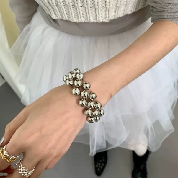 Mehrreihiges silbernes Perlenarmband