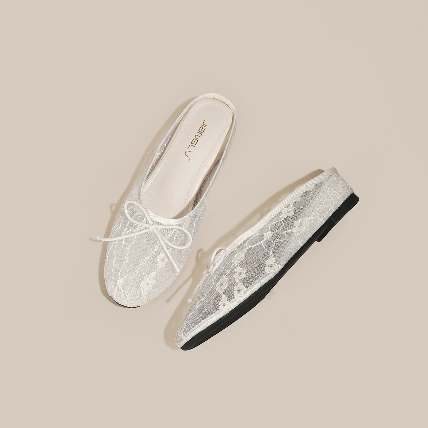 Spitzen-Slipper mit Schleife und Keilabsatz
