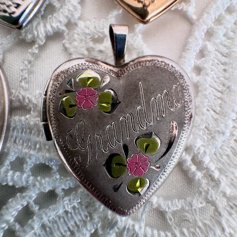 Herzförmige Halskette mit Blumenmotiv