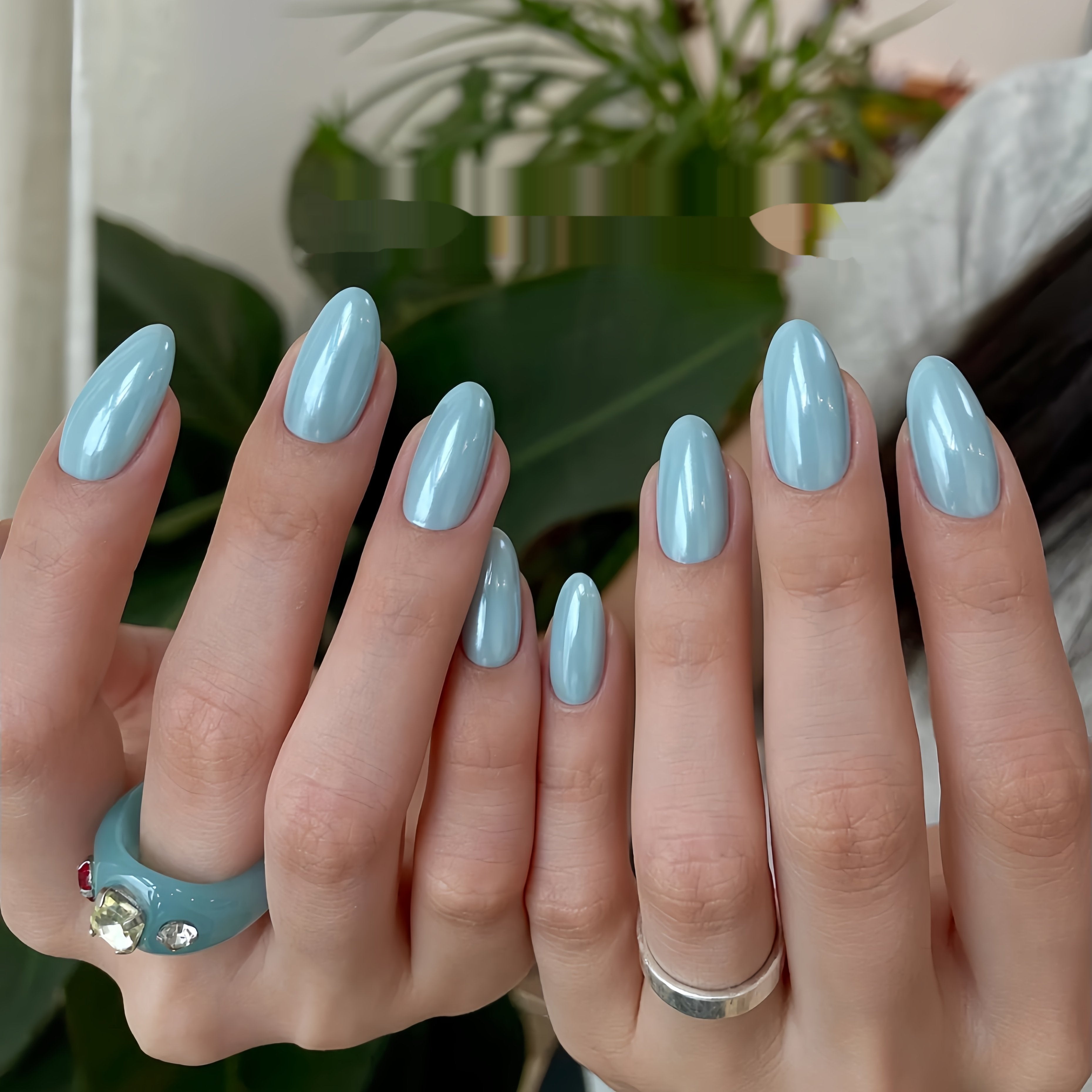 Handgemachte Kunstnägel in Himmelblau