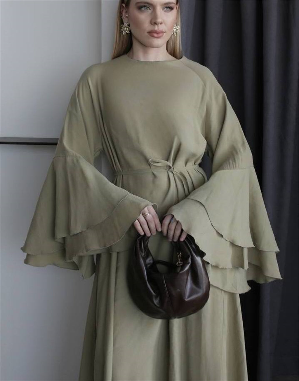 Luxuriöses Damenkleid mit Trompetenärmeln – Bild 5 | LuxeStyle
