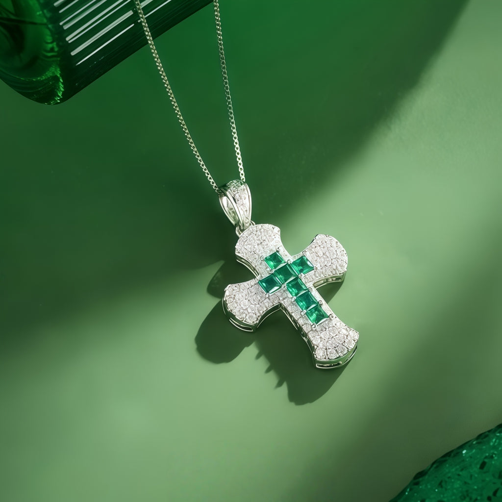 Kreuz-Anhänger mit Smaragdgrünen und Weissen Zirkonia