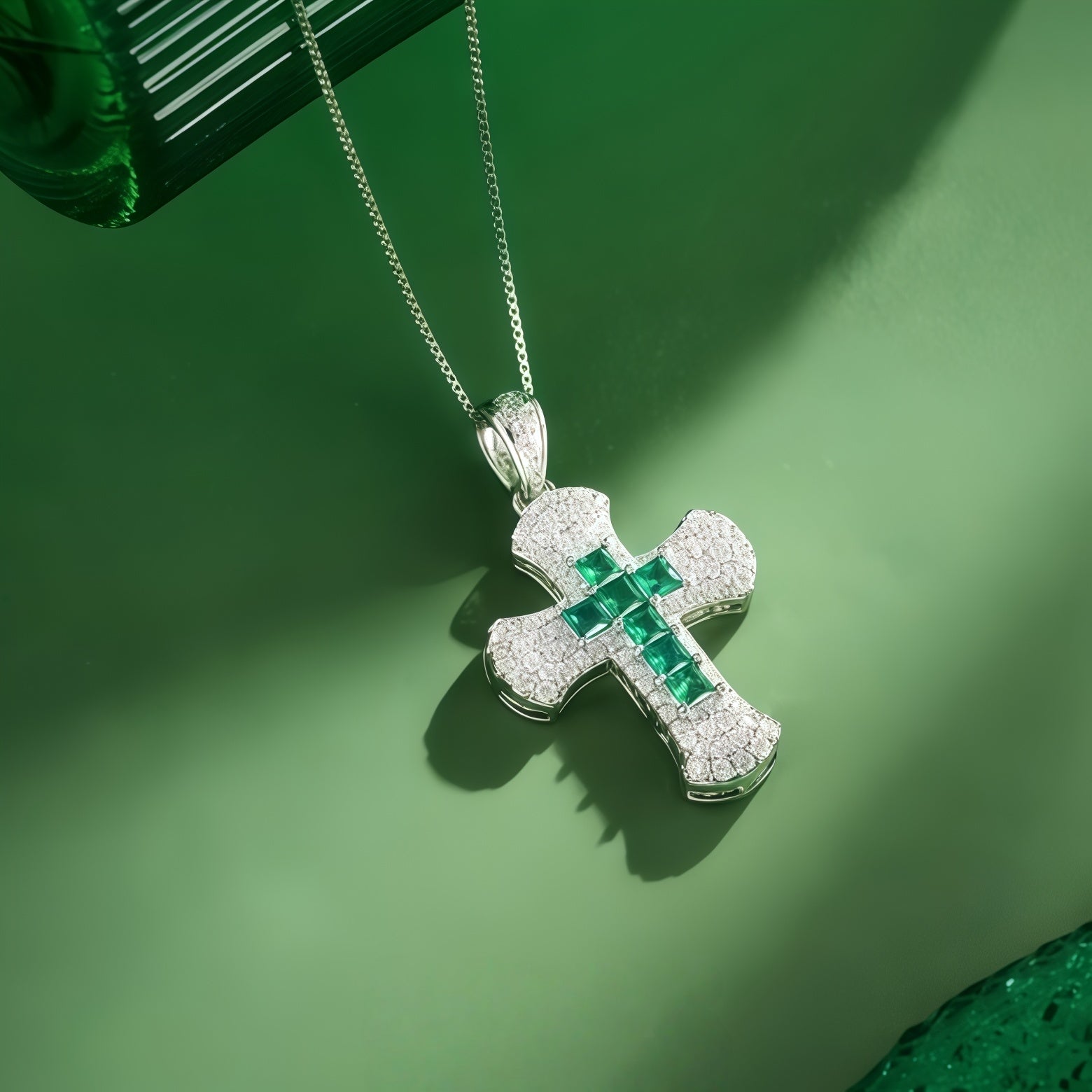 Kreuz-Anhänger mit Smaragdgrünen und Weissen Zirkonia