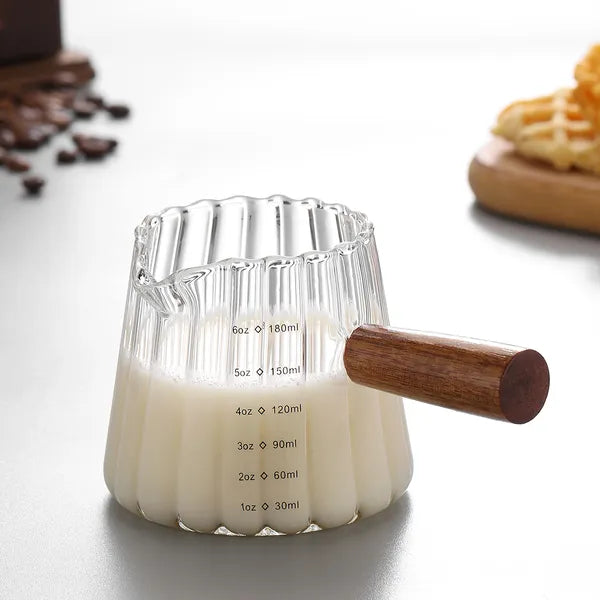 Mini Kaffeetasse aus Glas mit Holzgriff