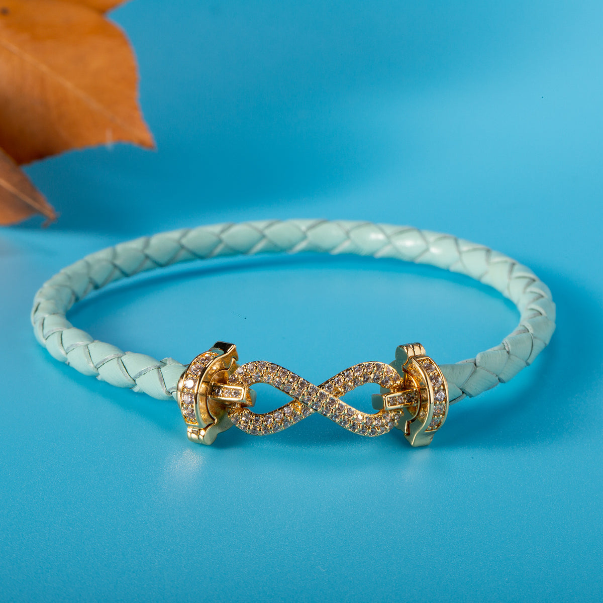 Geflochtenes Lederarmband mit Verschluss – Bild 2 | LuxeStyle