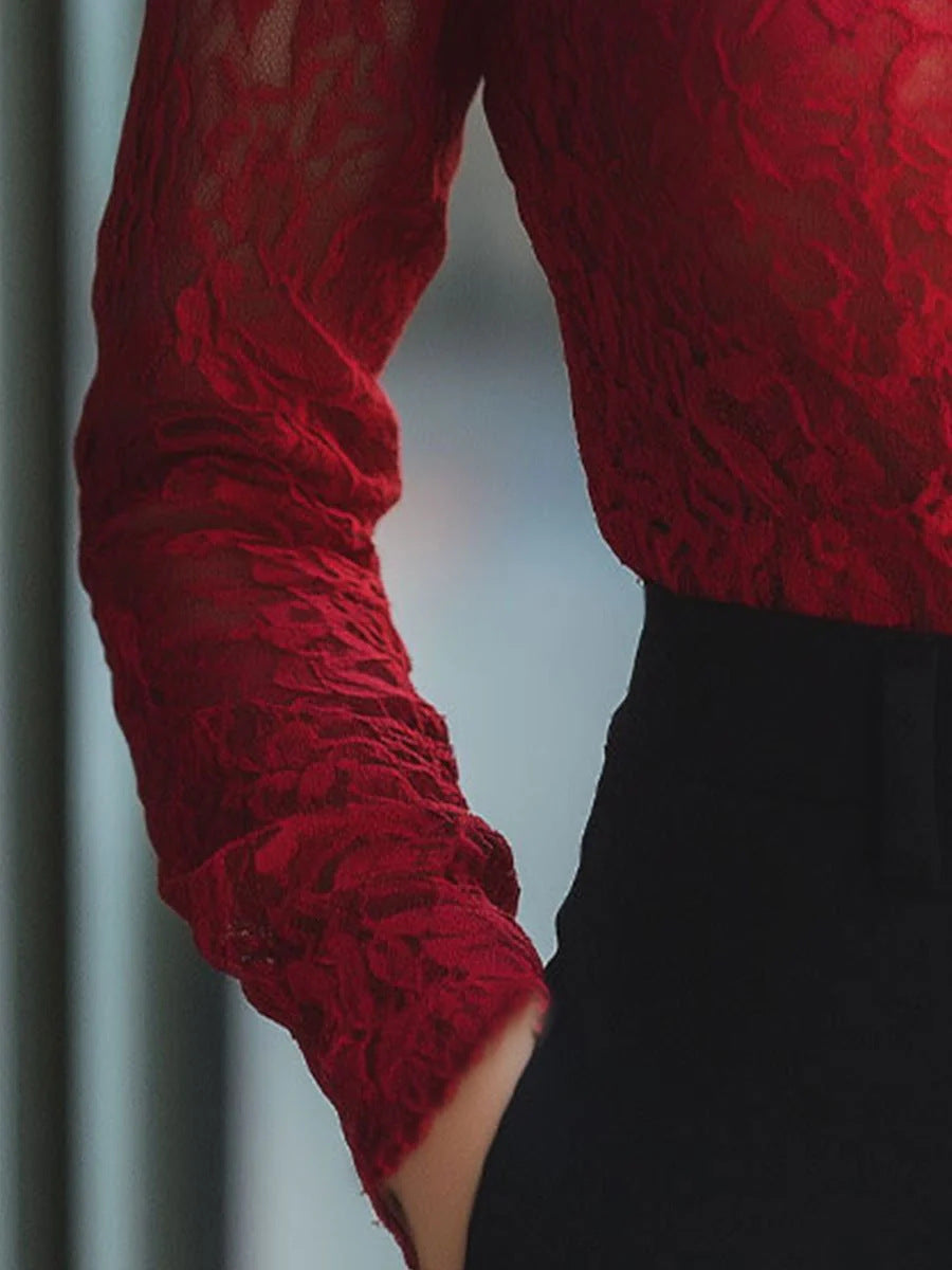 Rotes Langarmshirt mit Spitze