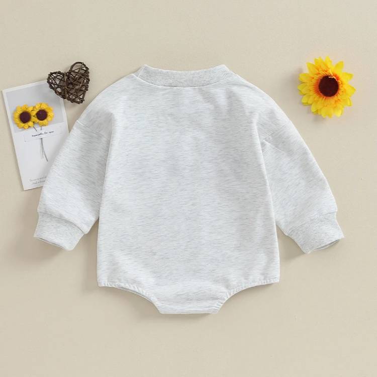 Baby Jumpsuit mit Alphabet-Stickerei – Bild 2 | LuxeStyle