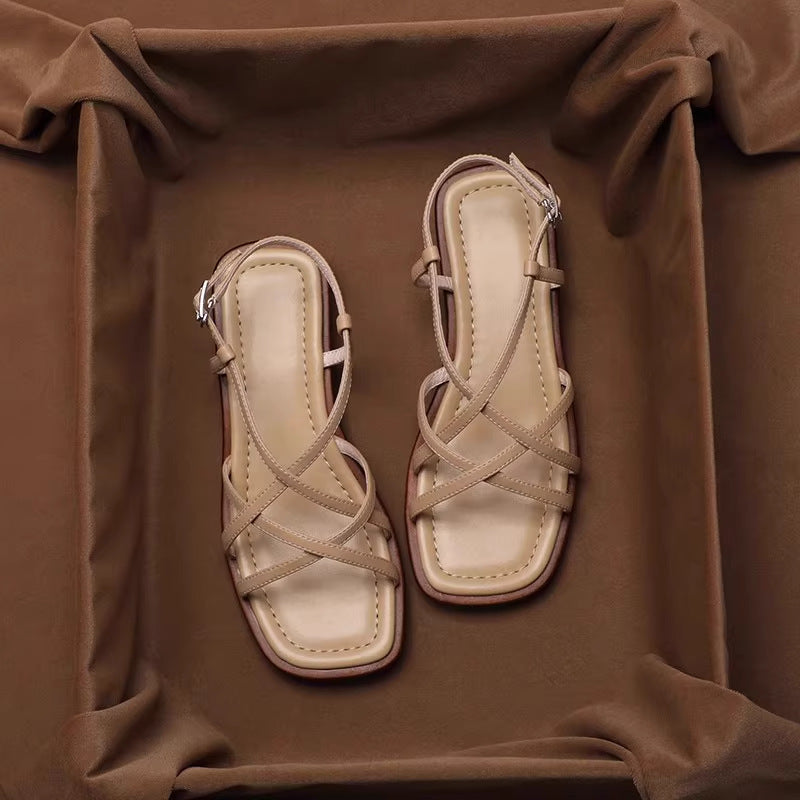Sandalen im Retro-Stil mit überkreuzten Riemen