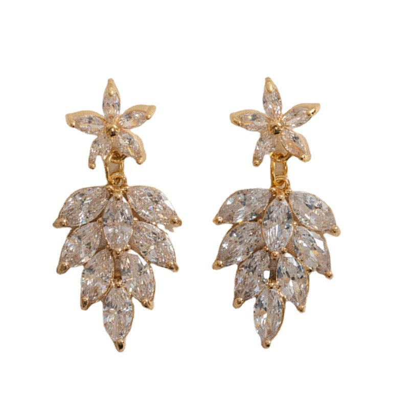 Zirkon-Ohrringe mit Blumen-Design – Bild 3 | LuxeStyle