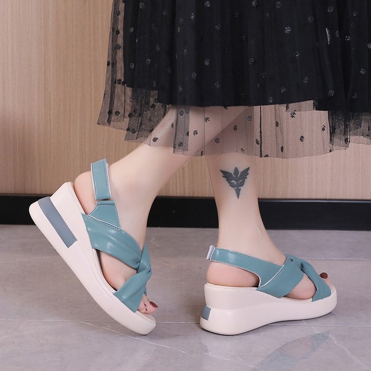 Keile Sandalen mit überkreuzten Riemen – Bild 8 | LuxeStyle