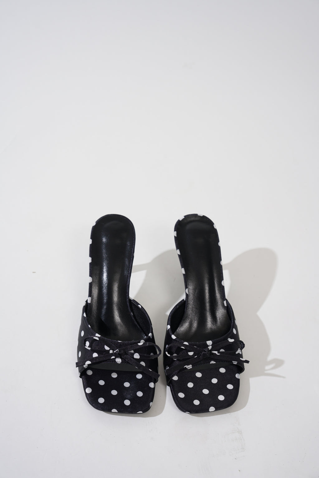 High Heel Slides mit Polka Dots und Schleife