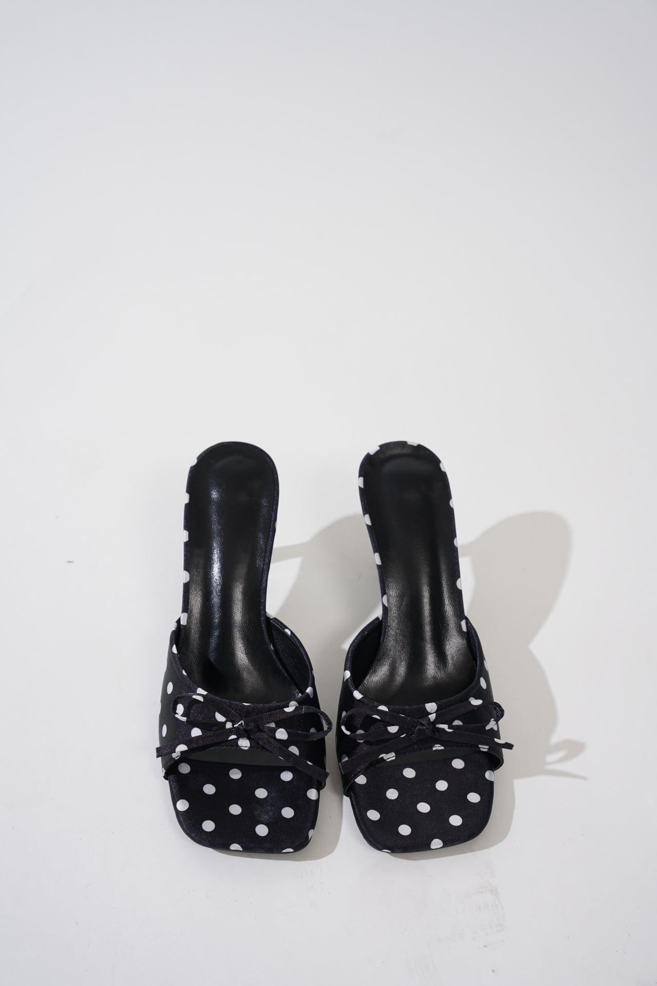 High Heel Slides mit Polka Dots und Schleife