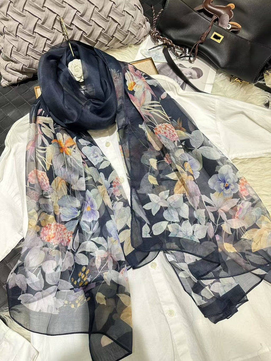 Seidenschal mit digitalem Print – leichte Luftigkeit – Bild 8 | LuxeStyle