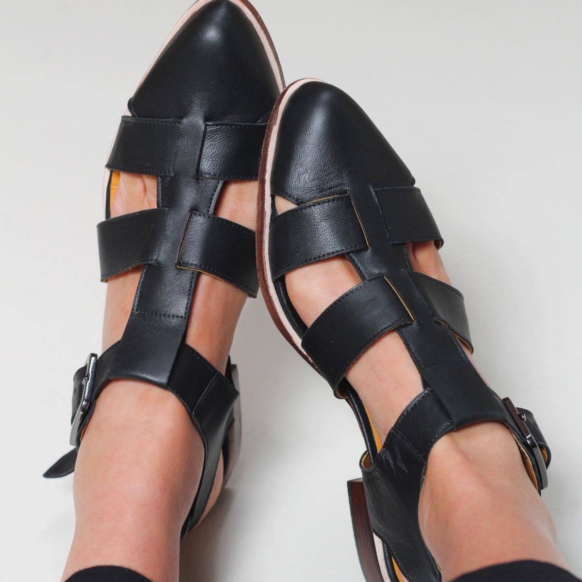 Freizeit-Sandalen mit Leopardenmuster – Bild 3 | LuxeStyle