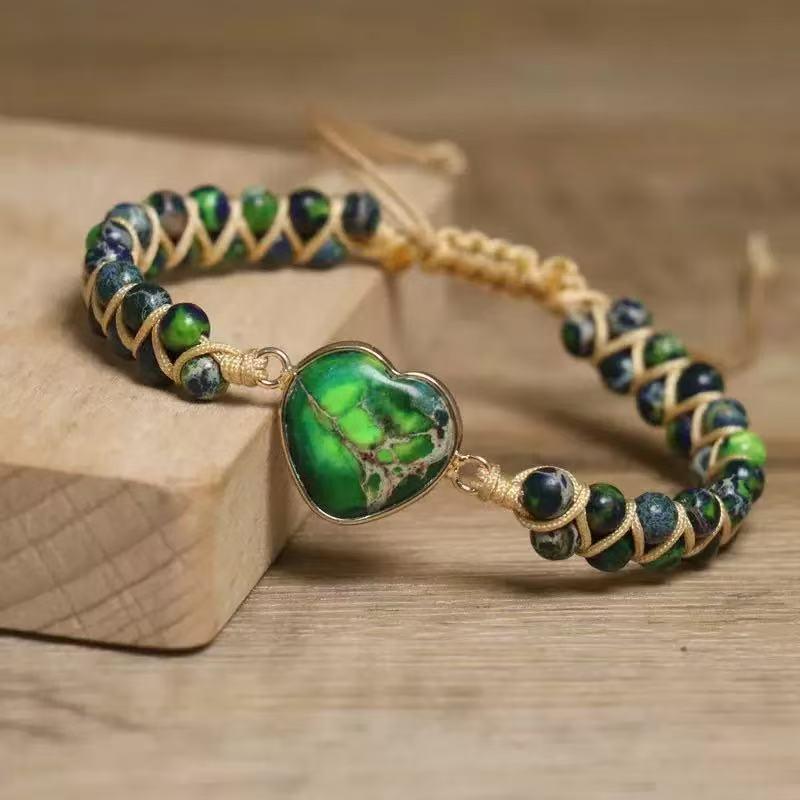 Naturstein-Armband mit Herz am Handgelenk getragen