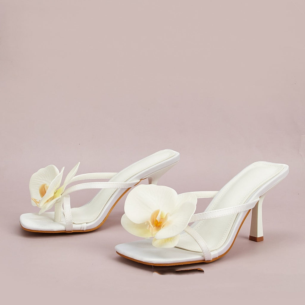 Weiße Satinsandalen mit Quadrat-Spitze – Bild 5 | LuxeStyle