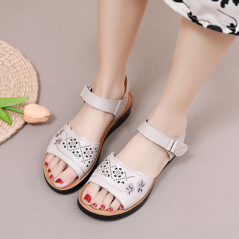 Bequeme Sandalen mit Lochmuster