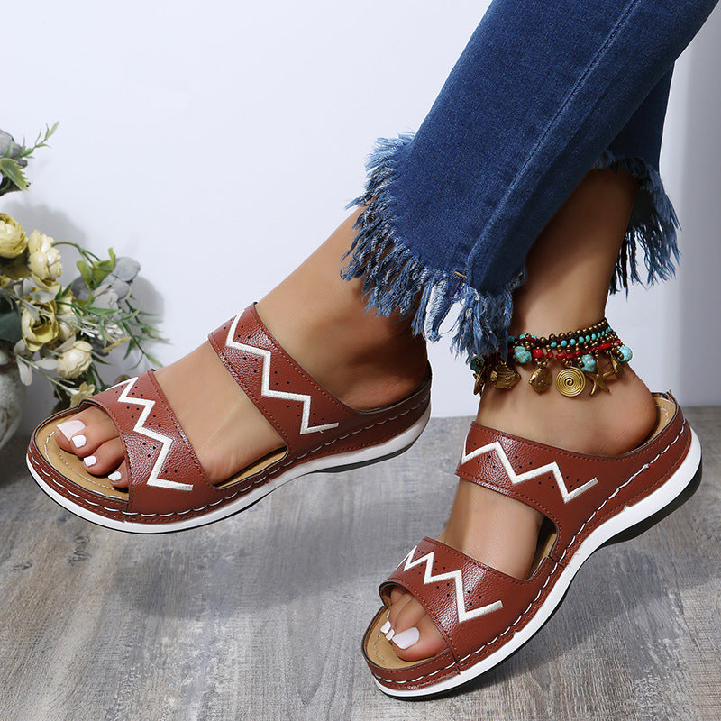 Sandalen mit Stickerei und Keilabsatz – Bild 5 | LuxeStyle
