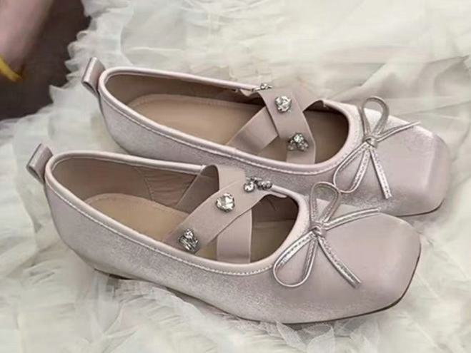 Elegante Satin-Ballerinas mit Keilabsatz