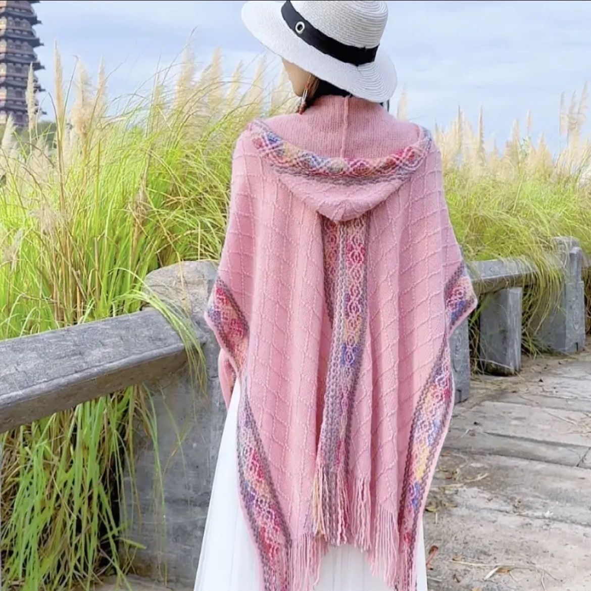 Kapuzenschal im Ethno-Stil für Damen | LuxeStyle