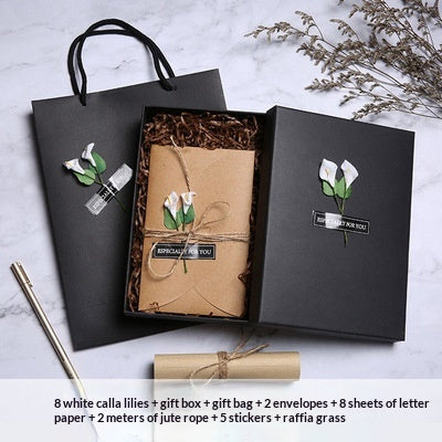 Geschenkbox im Retro-Stil mit Rosen oder Calla