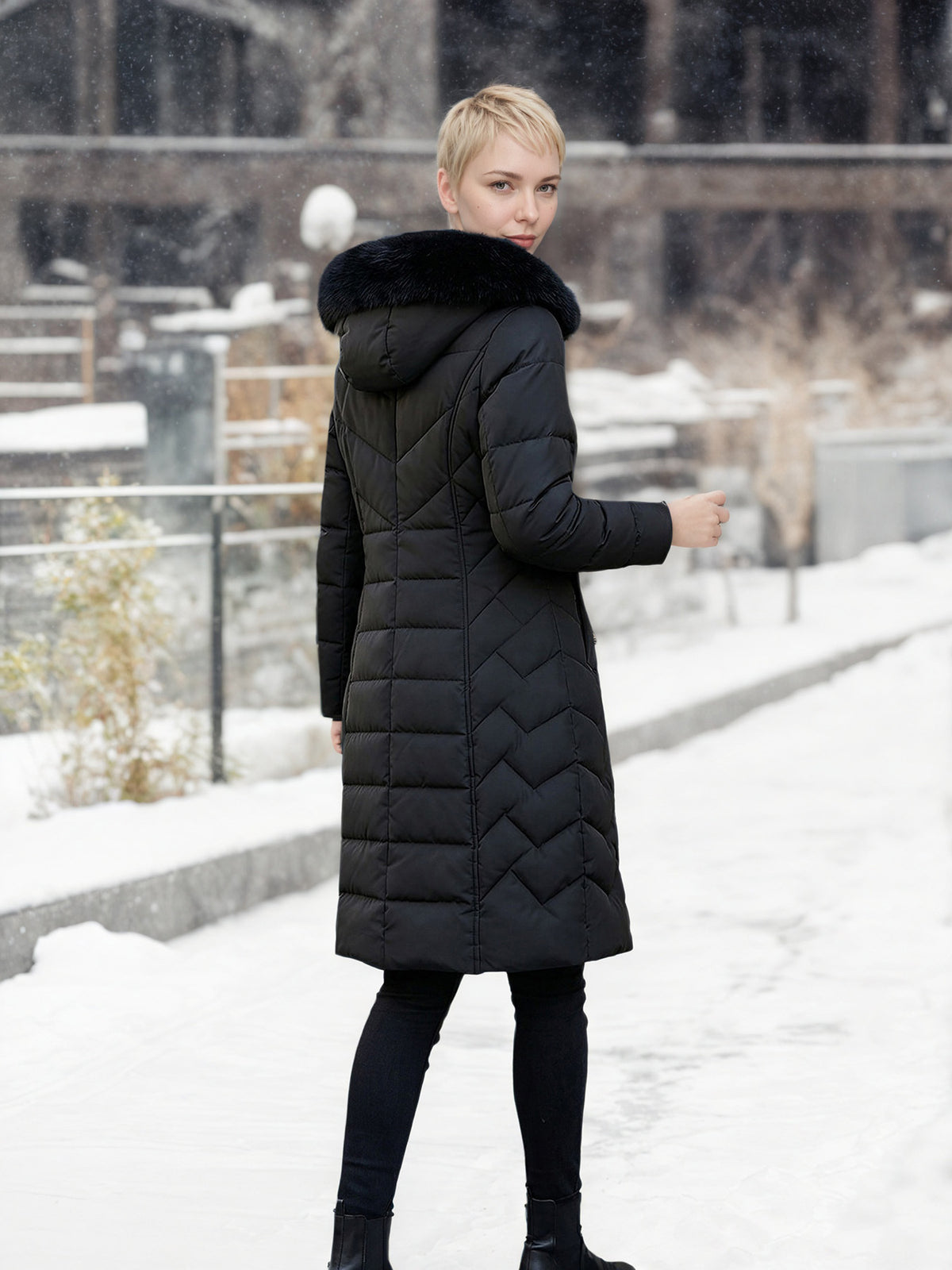 Schwarzer Langmantel mit Fellkragen | LuxeStyle