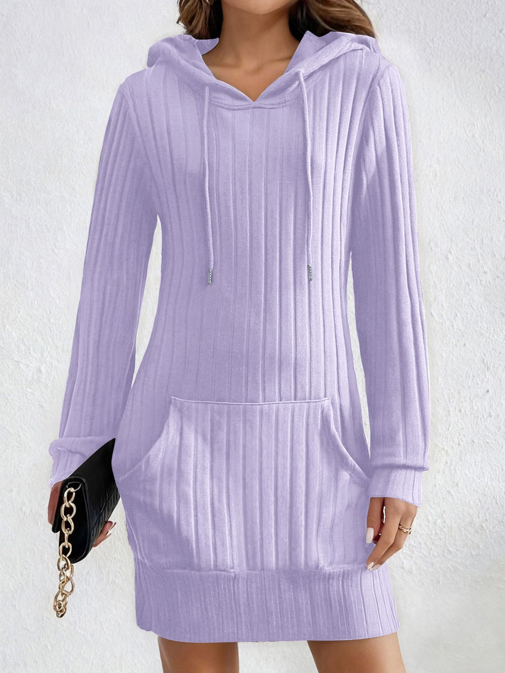 Geknöttertes Kleid mit Kapuze und Tasche