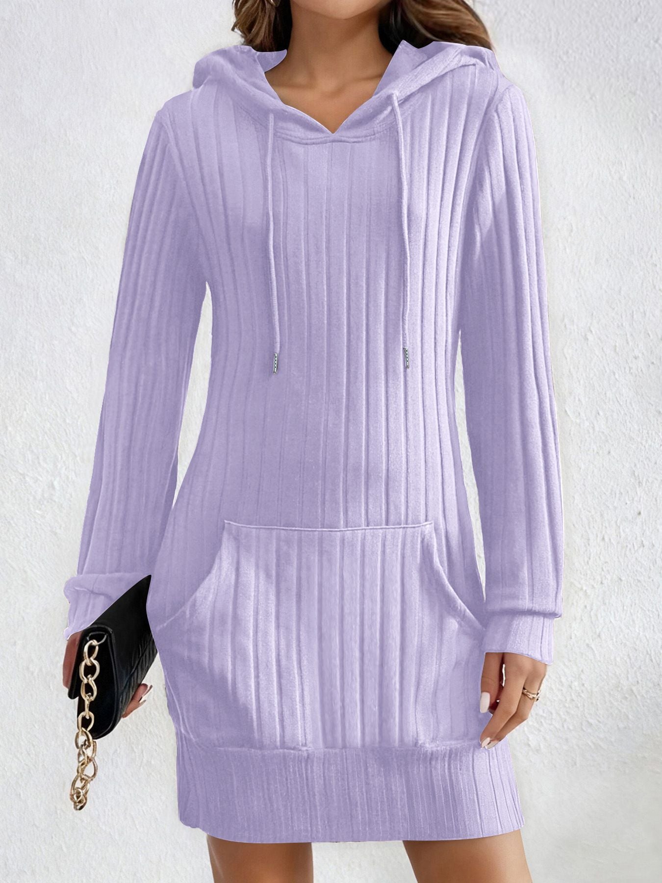 Geknöttertes Kleid mit Kapuze und Tasche