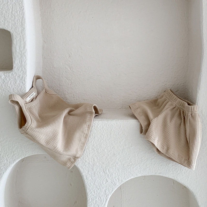 Baby-Strampler aus Waffelpiqué – Ärmellos – Bild 4 | LuxeStyle