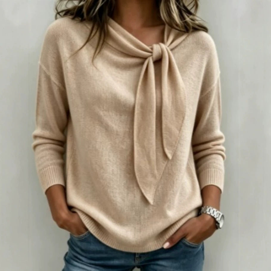 Gestrickter Pullover mit Schleifenknoten
