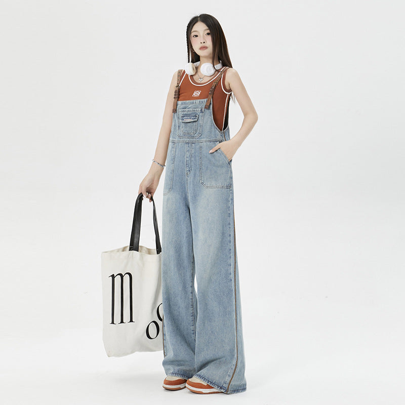 Gebaechte blaue Jeans mit lockeren Trägern
