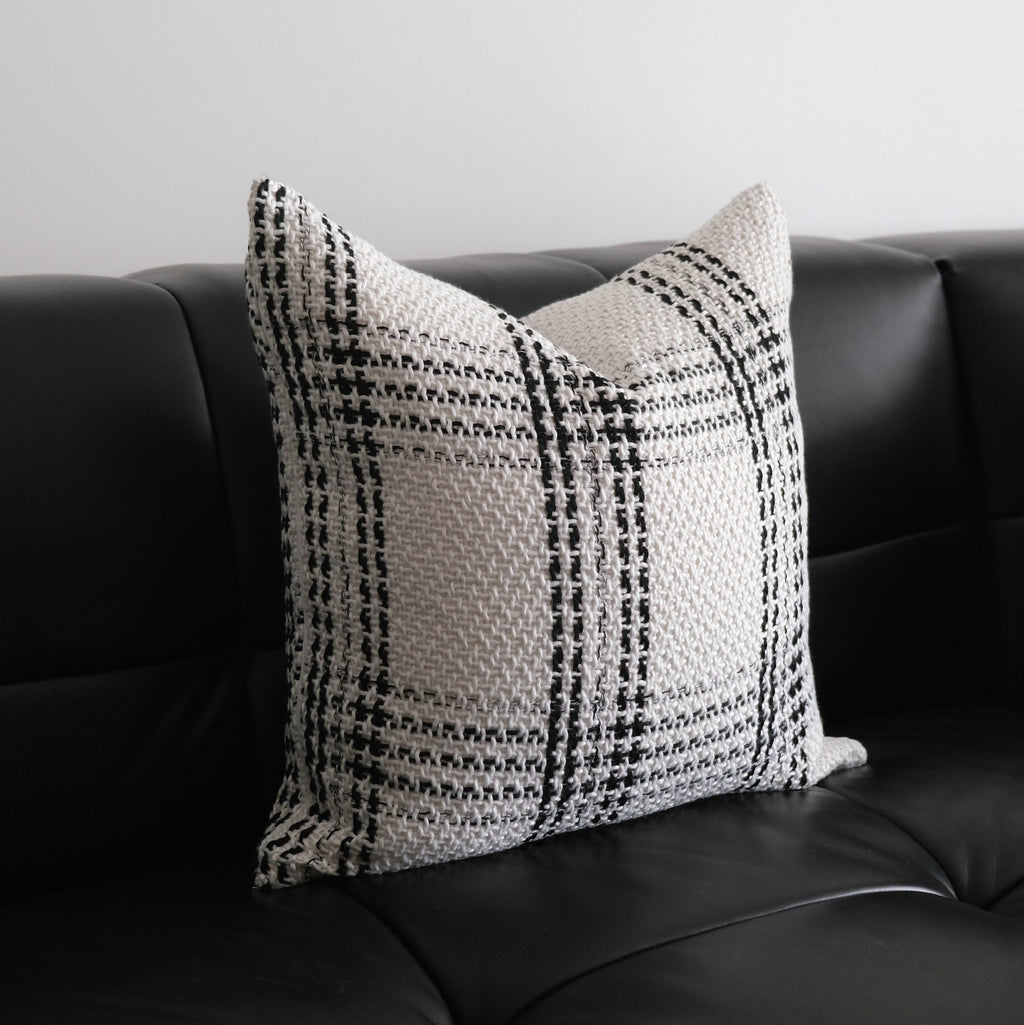 Grob gestrickter Kissenbezug mit Schachbrettmuster