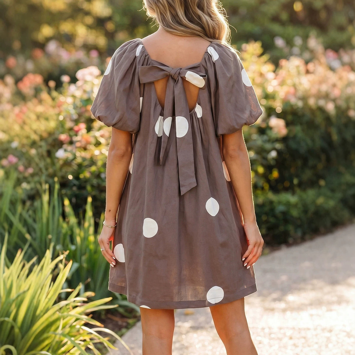 Kurzes Polka-Dot Kleid mit Bindedetail – Bild 2 | LuxeStyle