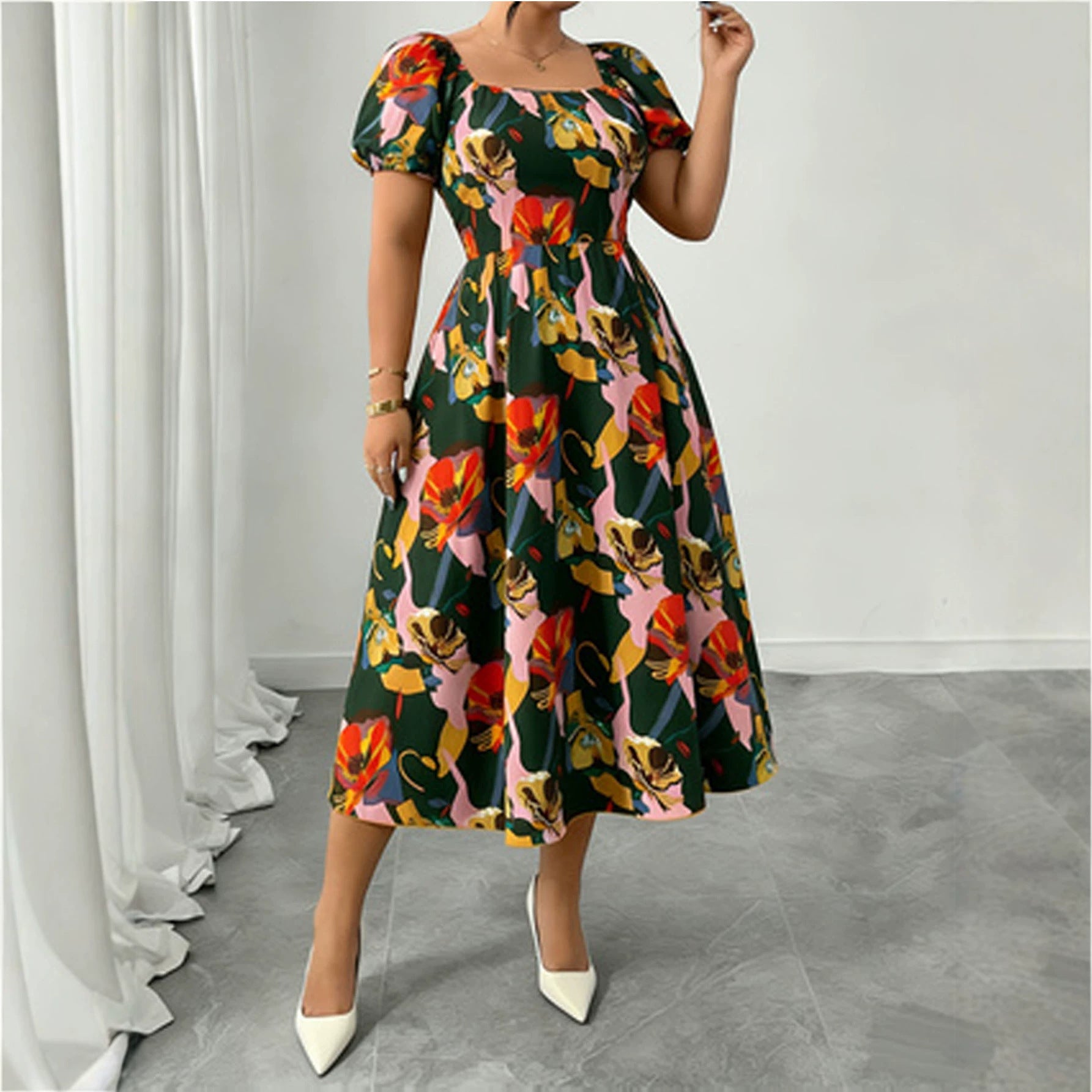 Midi-Kleid mit Blumenmuster und Viereck-Ausschnitt