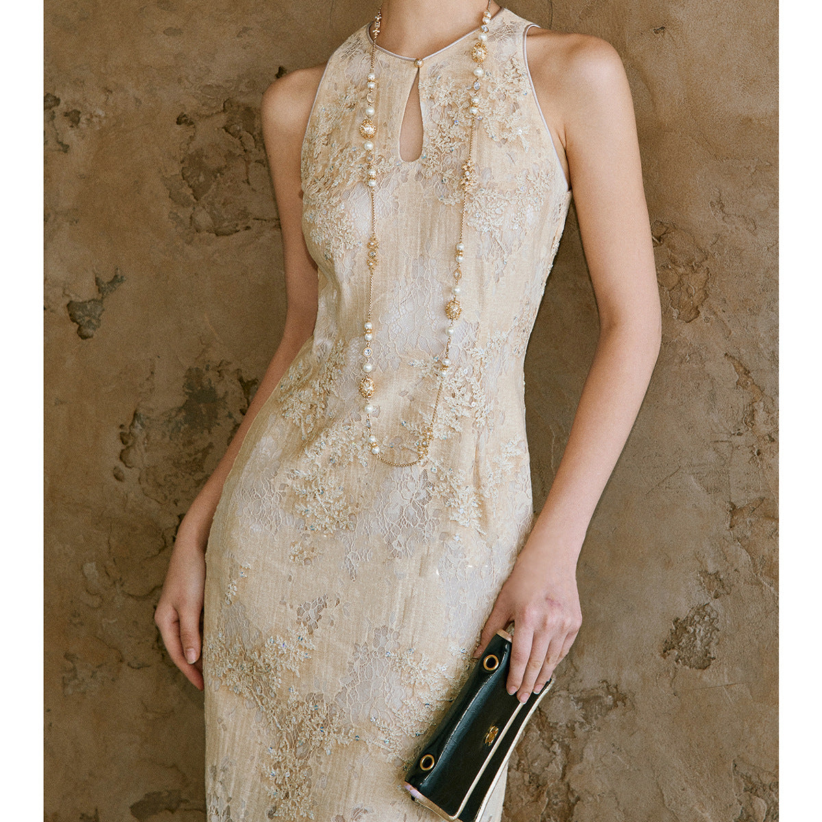 Besticktes ärmelloses Kleid mit Spitze