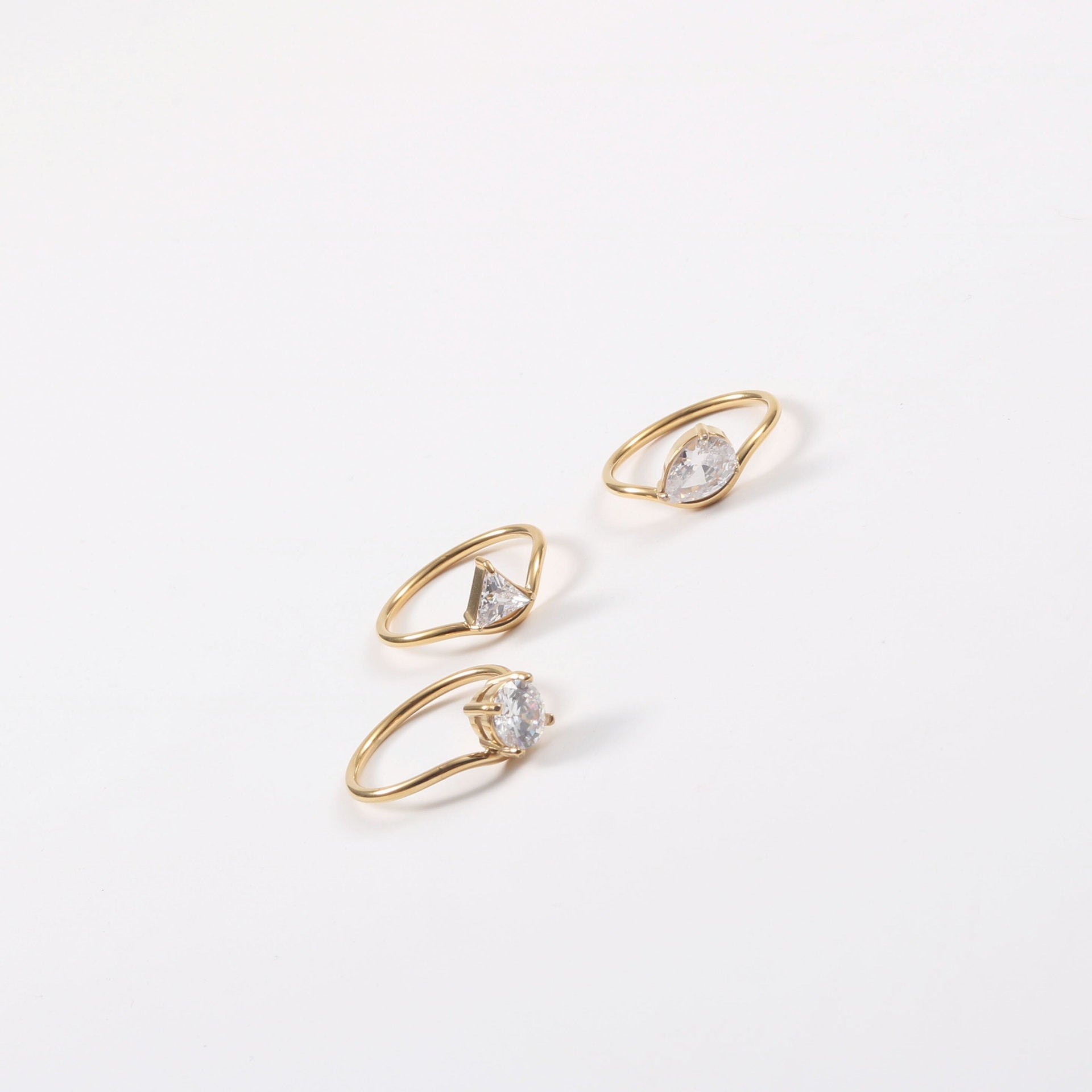Birnenförmiger Ring mit Diamant-Inlay