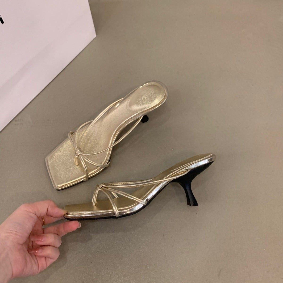 Elegante T-Strap Sandalen
