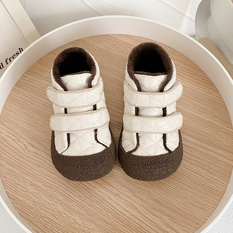 Kinder-Kuschelschuhe mit Anti-Kick-Technik