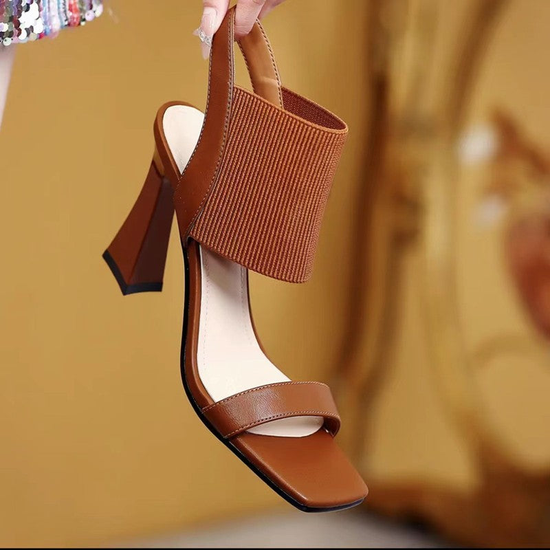Hohe Schuhe mit elastischem Riemen – Bild 8 | LuxeStyle