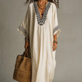 Bedrucktes Kleid mit V-Ausschnitt