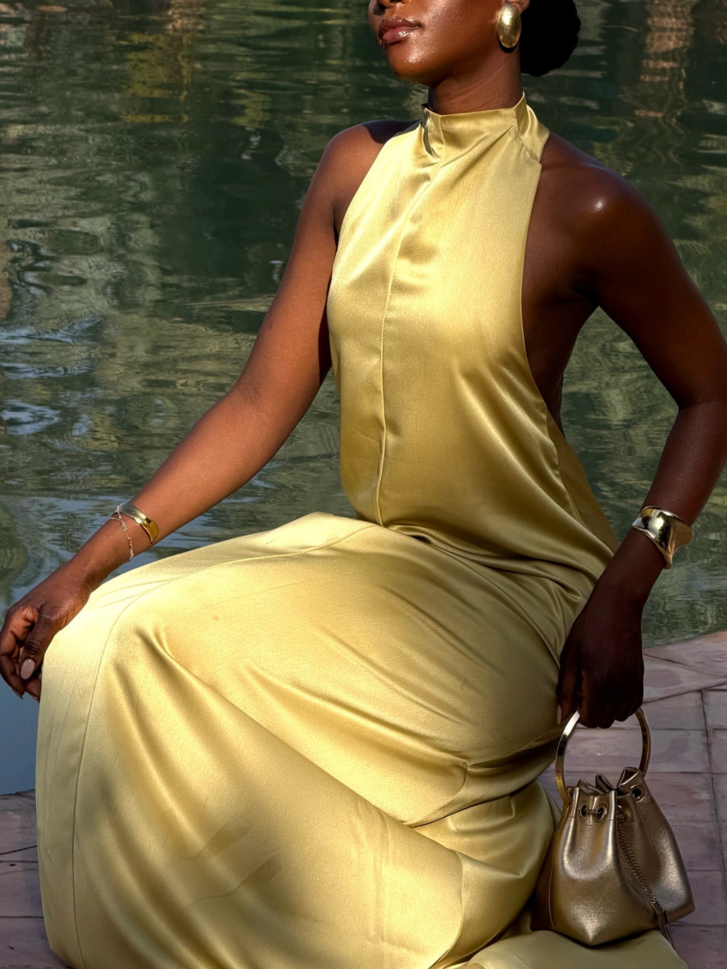 Satin-Maxi-Kleid mit offenem Rücken
