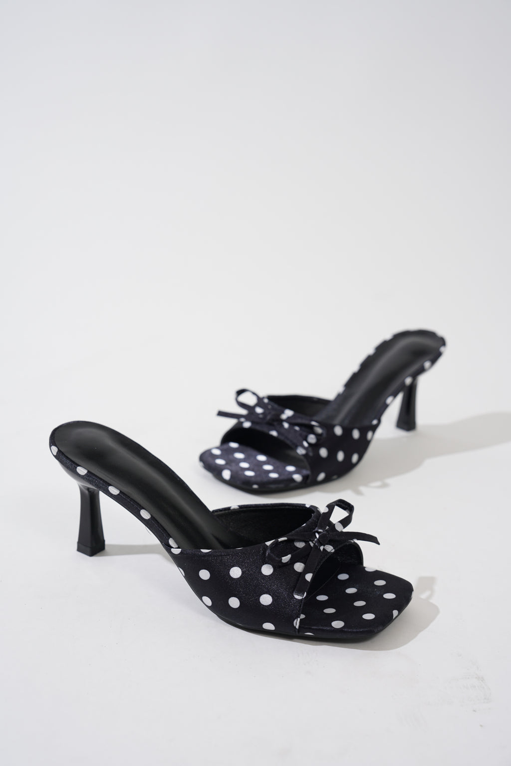 High Heel Slides mit Polka Dots und Schleife