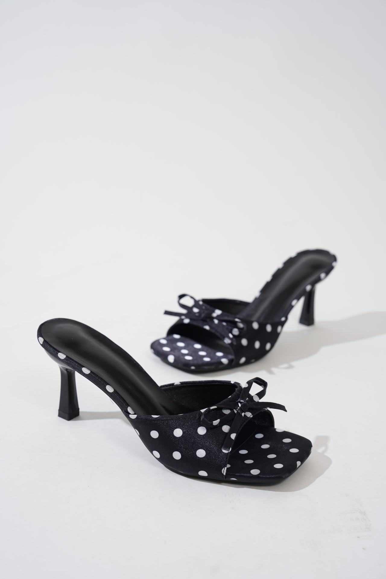 High Heel Slides mit Polka Dots und Schleife
