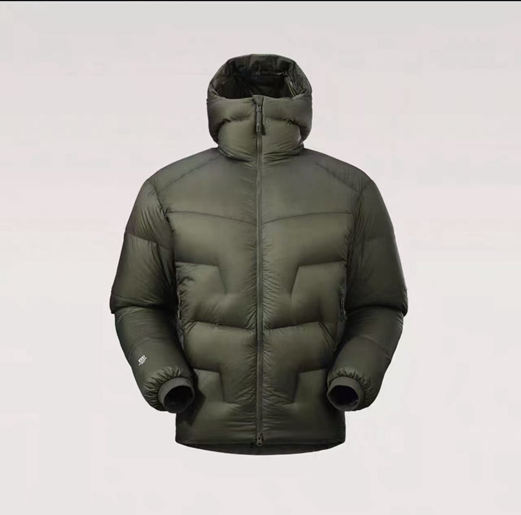 Kurze Daunenjacke mit Kapuze