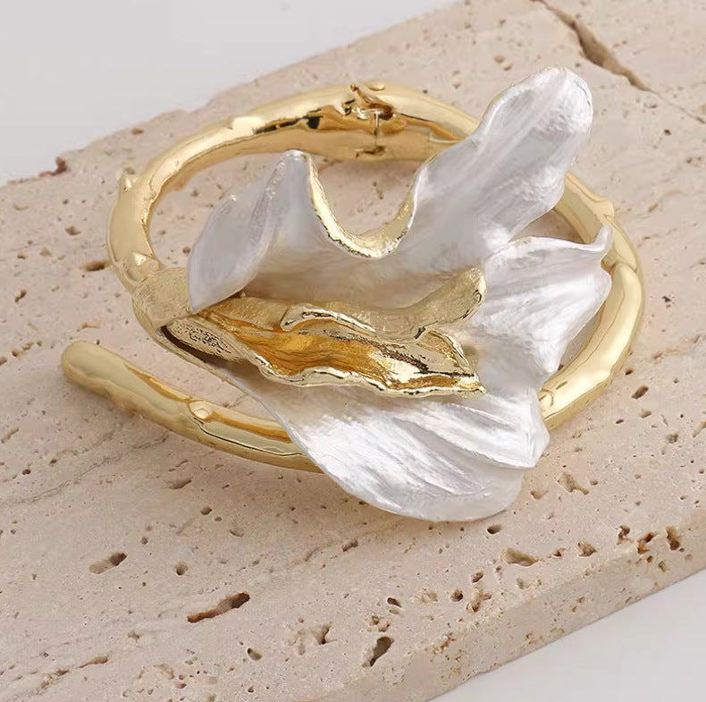 Metall Armreif mit Hufeisen-Glockenblumen – Bild 3 | LuxeStyle