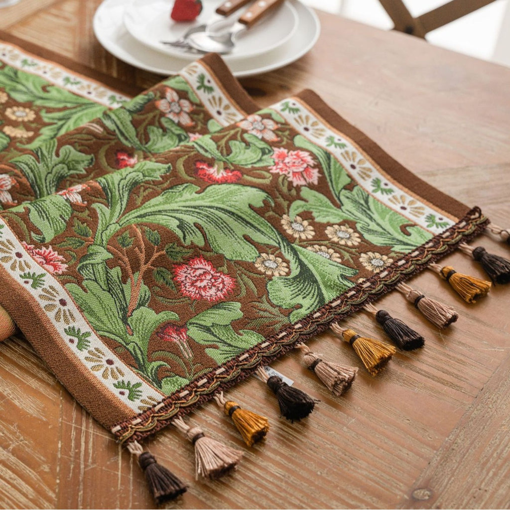 Grüner Tischläufer mit Blumenmuster
